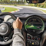 Föraren kör en Mini Cooper S. (AI text)