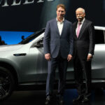 Daimlers nuvarande vd Ola Källenius med Daimlers förre vd Dieter Zetsche framför elsuven Mercedes EQC.