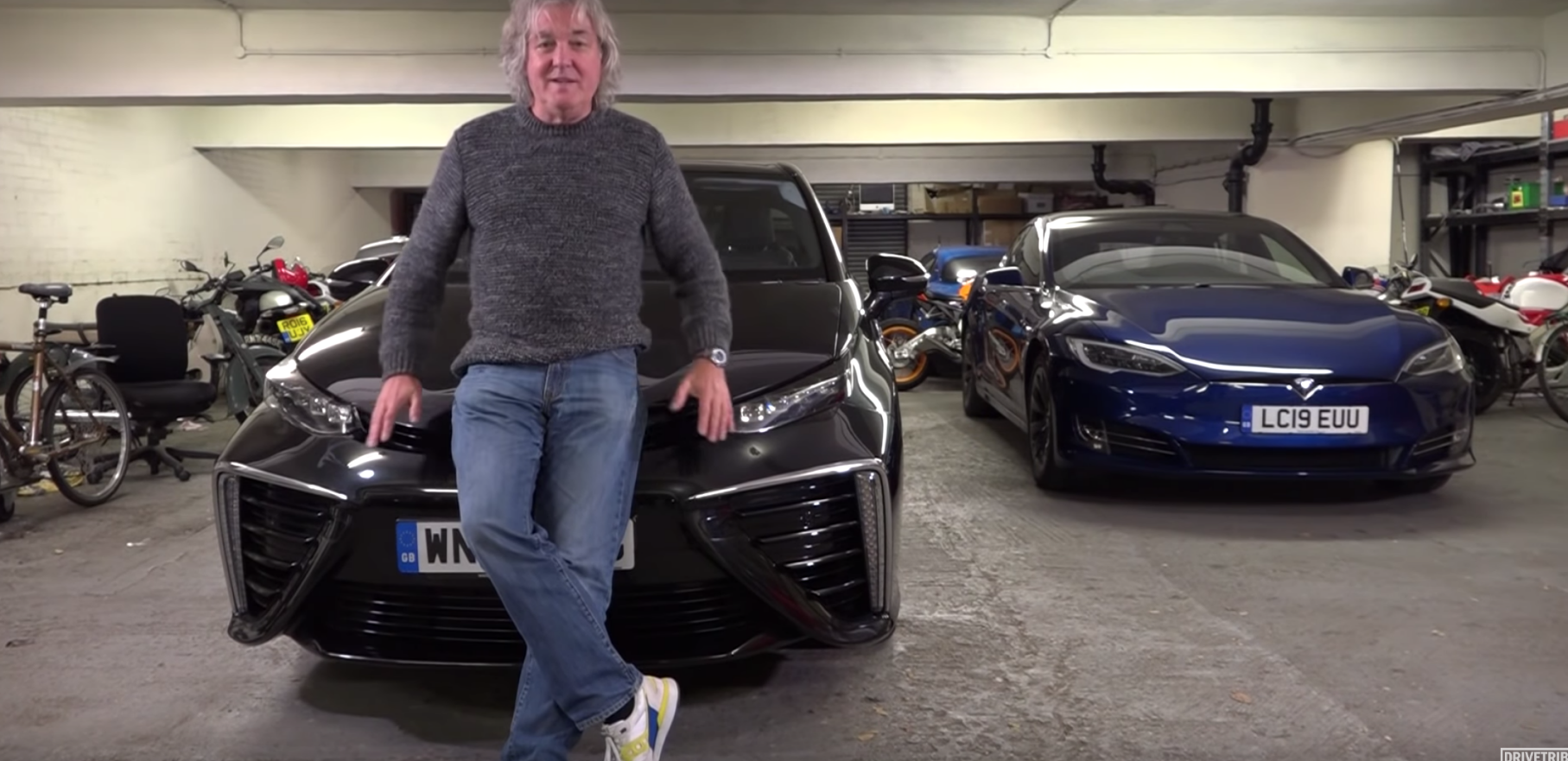 En man står bredvid en Tesla Model X. (AI text)