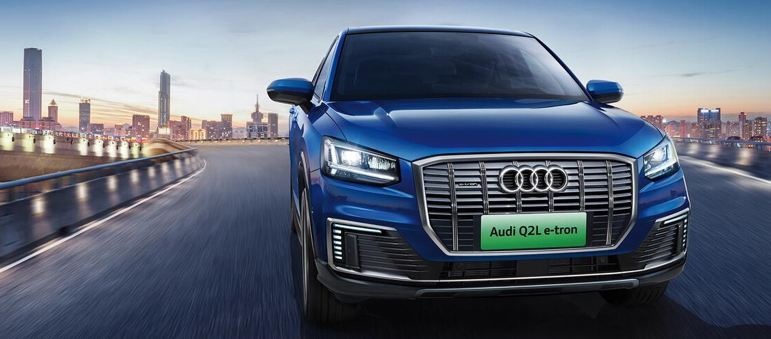 En Audi Q7 SUV kör på en stadsgata. (AI text)