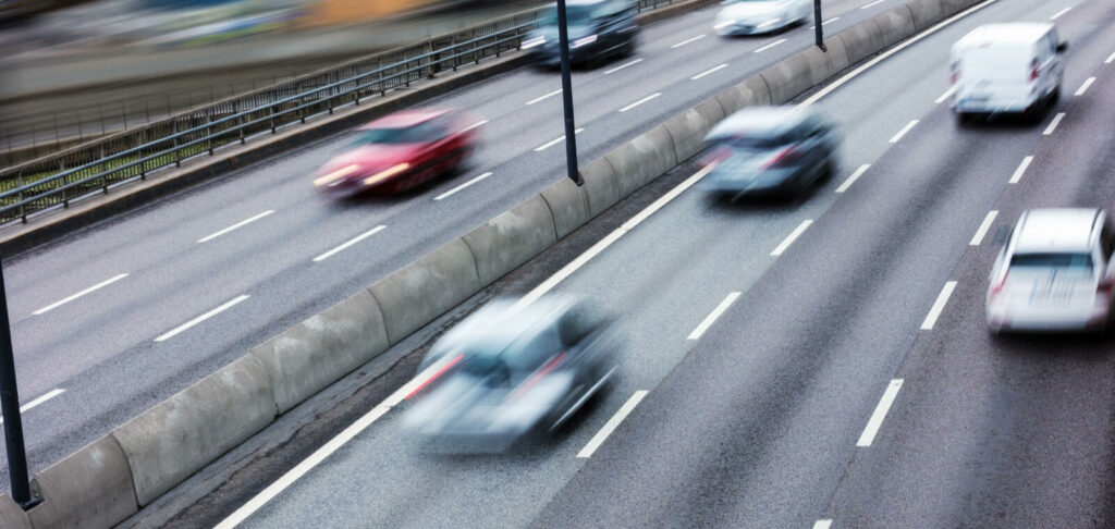 en bil på en motorväg (AI text)