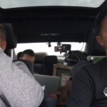 Passageraren höll utkik efter trafikpolisen med en gyroförsedd kikare.