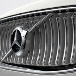 Mercedes-Benz C-klass-grill och emblem (AI text)