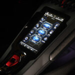 En bil med en pekskärm i instrumentbrädet. (AI text)