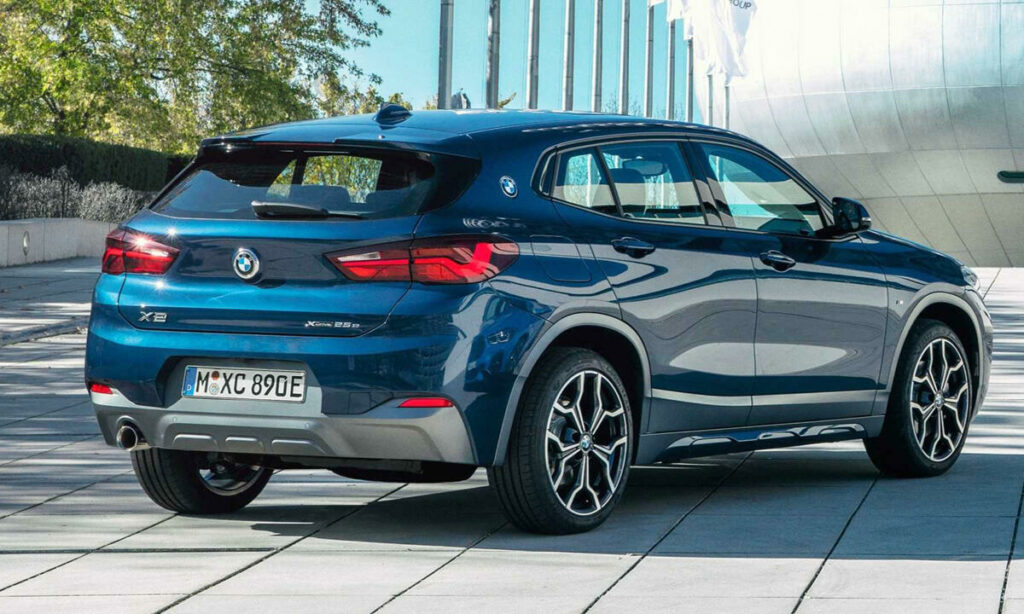 BMW X1 står parkerad framför ett byggnad. (AI text)