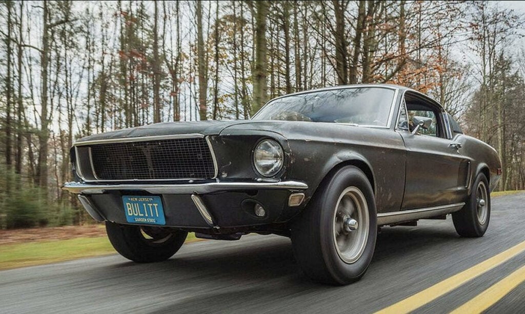 En klassisk Mustang kör nedför en landsväg. (AI text)