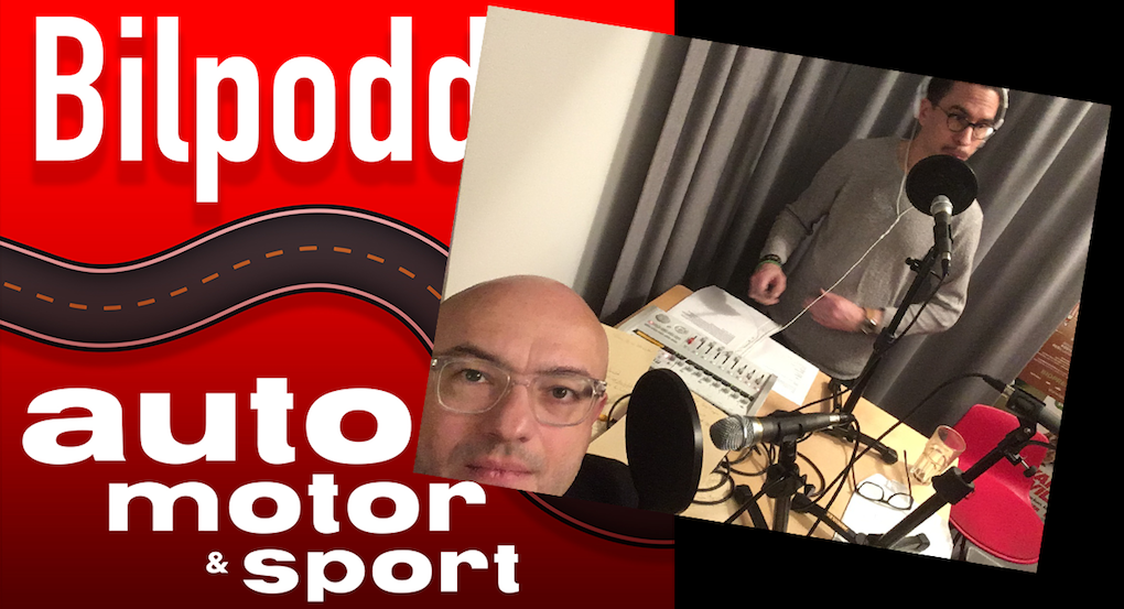 En man och en kvinna pratar i en mikrofon. (AI text)