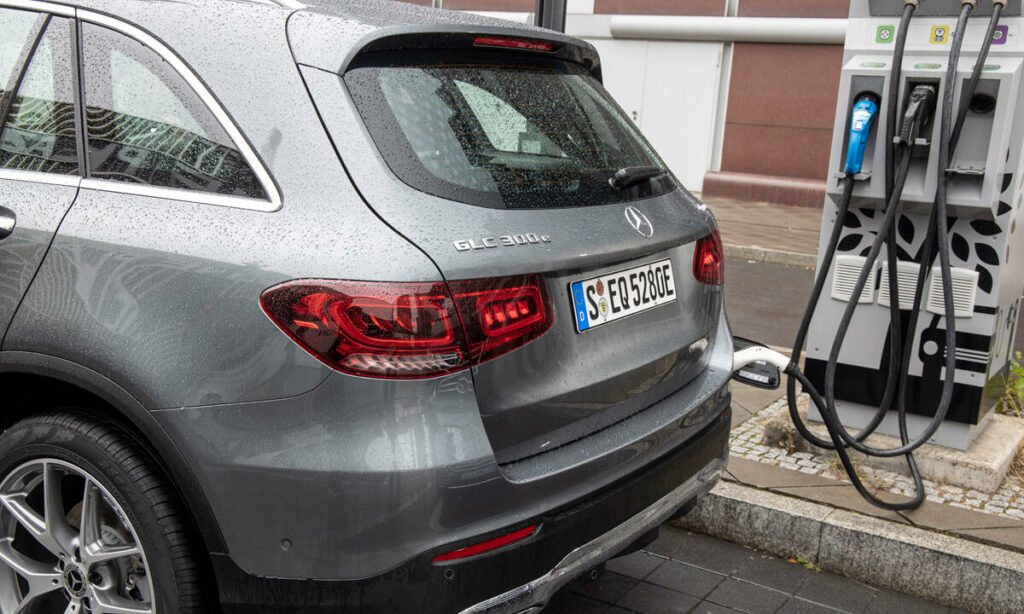Mercedes-Benz GLS SUV laddar vid en laddstation. (AI text)