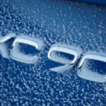 En blå bil med X90-logotypen på förgrillskjutaren. (AI text)