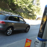 En bil är parkerad på en gata. (AI text)