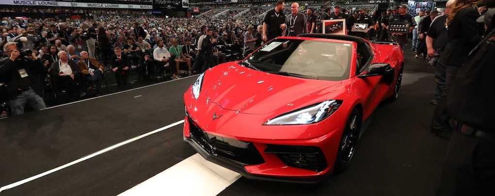 En röd Corvette Stingray sportbil visas upp på Chevrolet Corvette-mässan. (AI text)