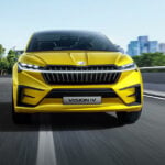 En gul SUV kör nerför en stadsgata. (AI text)