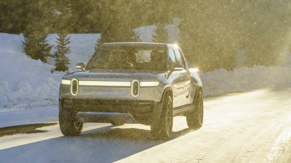 en SUV kör nerför en snöig väg (AI text)