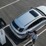 Det har blivit dyrare att snabbladda sin elbil vid Ionitys laddstolpar, men nu erbjuder flera av bilmärkena bakom laddnätverket bättre pris. Foto: Daimler