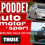 En bil och en lastbil med texten Bilpodden Auto Motor & Sport. (AI text)