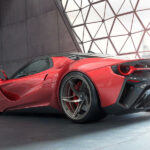 En röd sportbil i en modern byggnad (AI text)