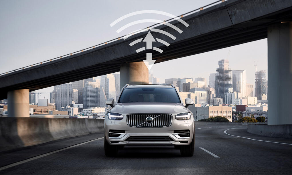Volvo XC90 SUV kör längs vägen med Wi-Fi. (AI text)