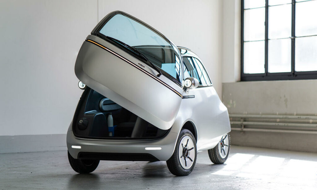 En liten bil med öppna dörren i en rum. (AI text)