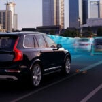 Volvo XC90 kör på en stadsgata. (AI text)