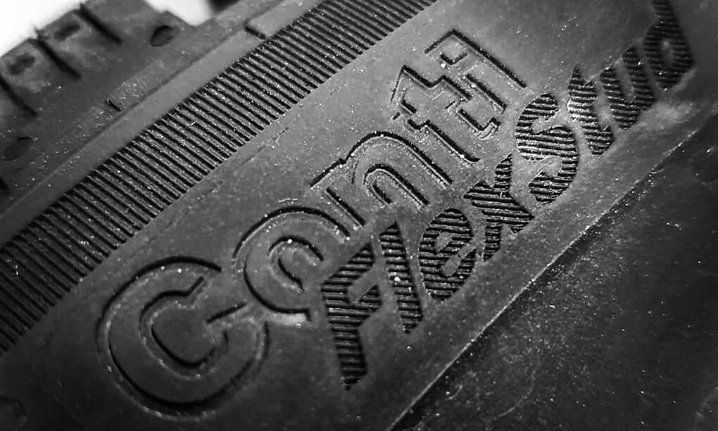 En svartvit foto av en däckskiva med ordet flexiflex på det. (AI text)