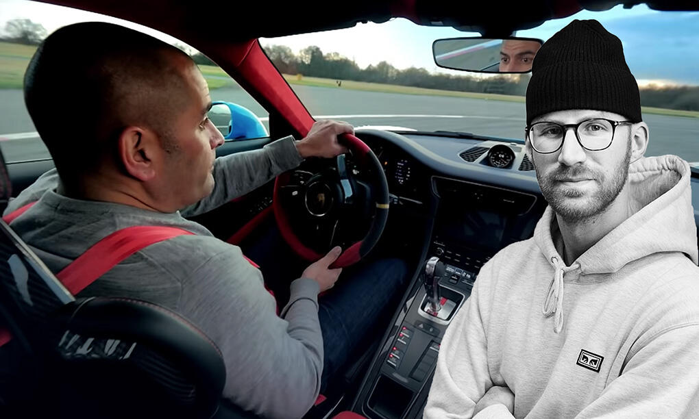 En man i en röd hatt kör en sportbil. (AI text)