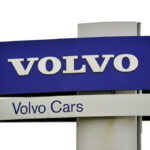 Volvo-bilens logga på vit bakgrund. (AI text)