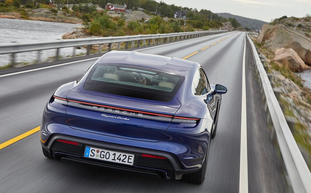 Porsche Macan kör längs en väg. (AI text)