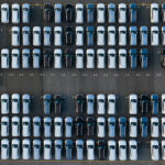 En bil står parkerad i en parkeringsplats. (AI text)