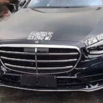 En Mercedes S-klass parkerad i en parkeringsplats. (AI text)