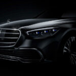 Mercedes S-klassen visas i en mörk salong. (AI text)