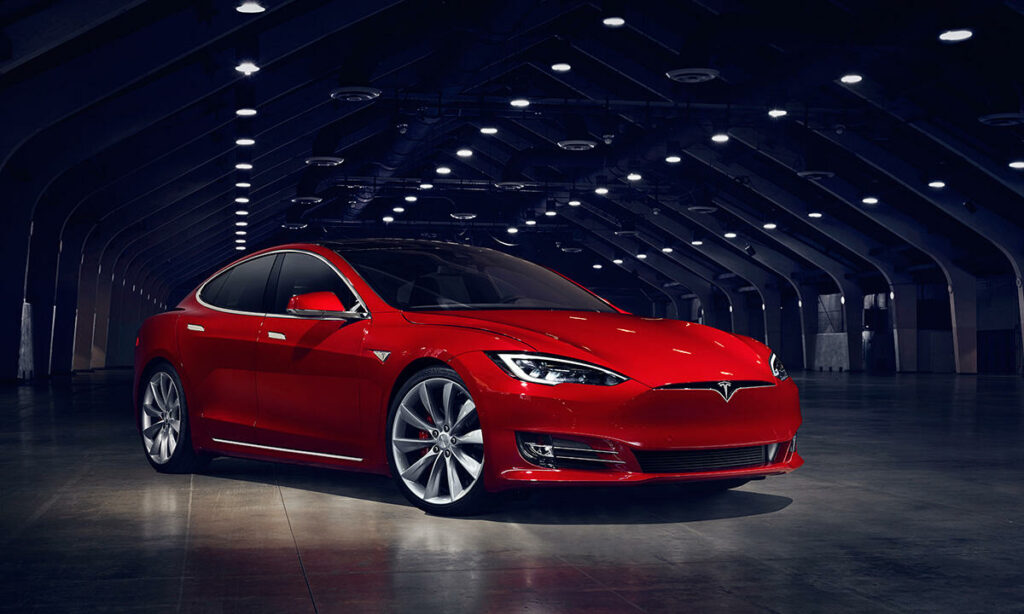 En Tesla Model S parkerad i en mörk garage. (AI text)