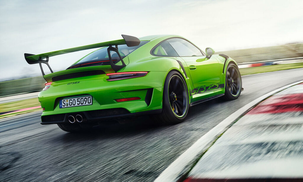 Porsche 911 GTS RS kör på en bana. (AI text)