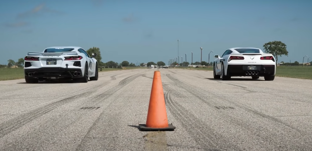 Bilar kör längs en tom väg. (AI text)