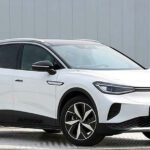 En vit Volkswagen e-Tron parkerad i en cirkelformad parkeringsplats. (AI text)