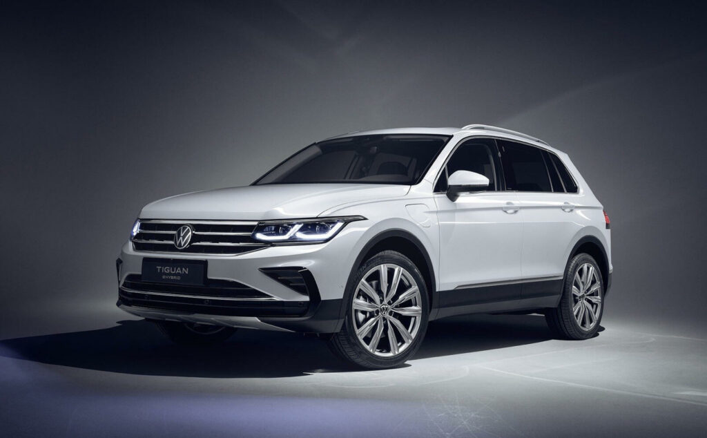 Volkswagen Tiguan visas i en mörk rummiljö. (AI text)