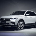 Volkswagen Tiguan visas i en mörk rummiljö. (AI text)
