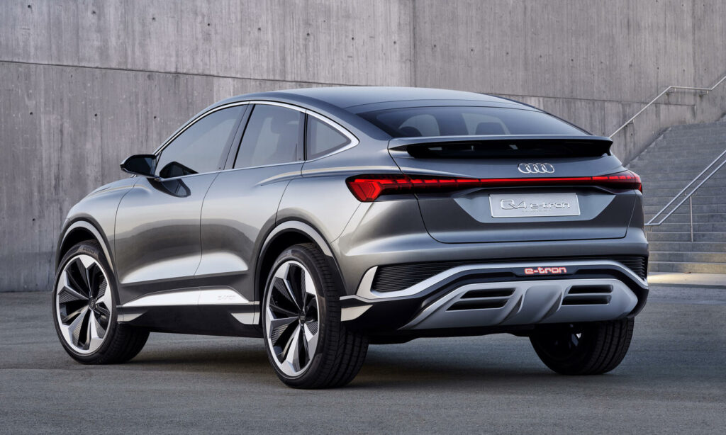 Audi Q3-konceptbilen parkerad i garaget. (AI text)