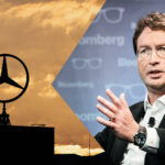 Mercedes-Benz-logga och person framför en byggnad. (AI text)