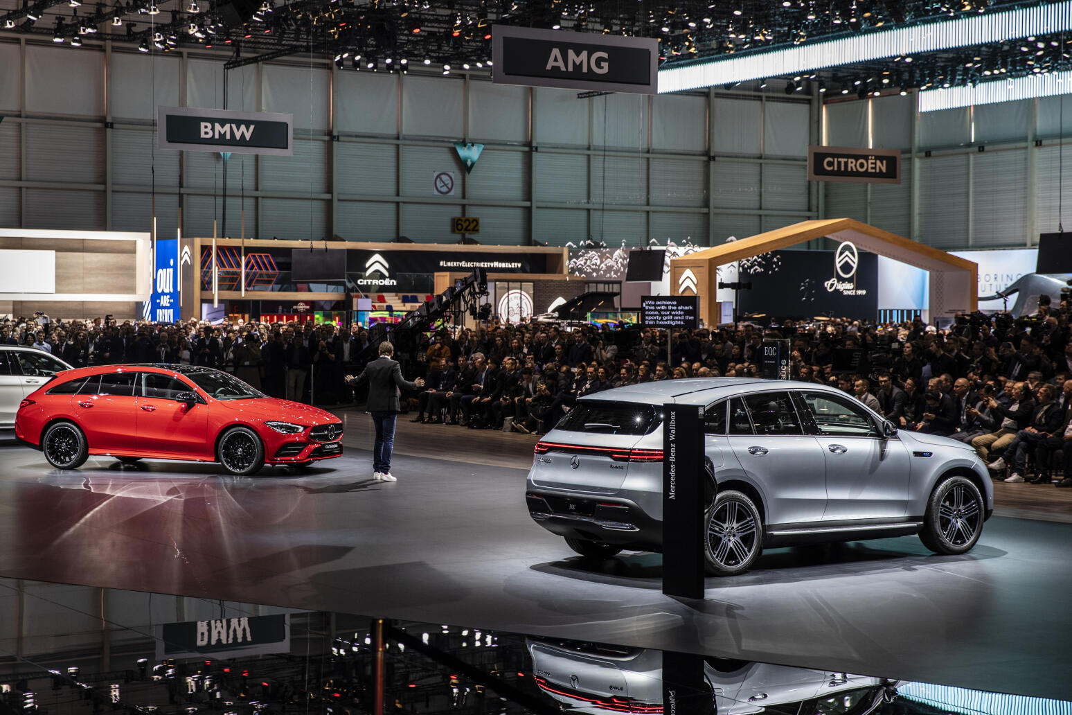 Mercedes-Benz GLS 63 4x4-visar på Paris Motorvisan (AI text)