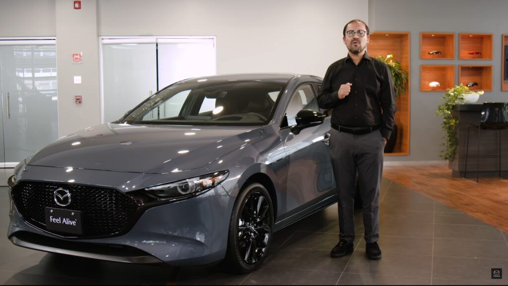 Mazda Mexikos vd Miguel Barbeyto med nya Mazda 3 Turbo. Foto: Mazda Mexico/Youtube