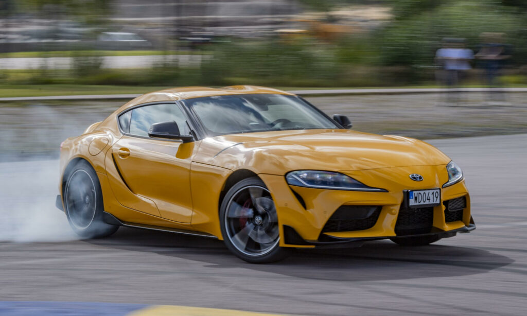 En Toyota Supra GT-R kör på en bana. (AI text)