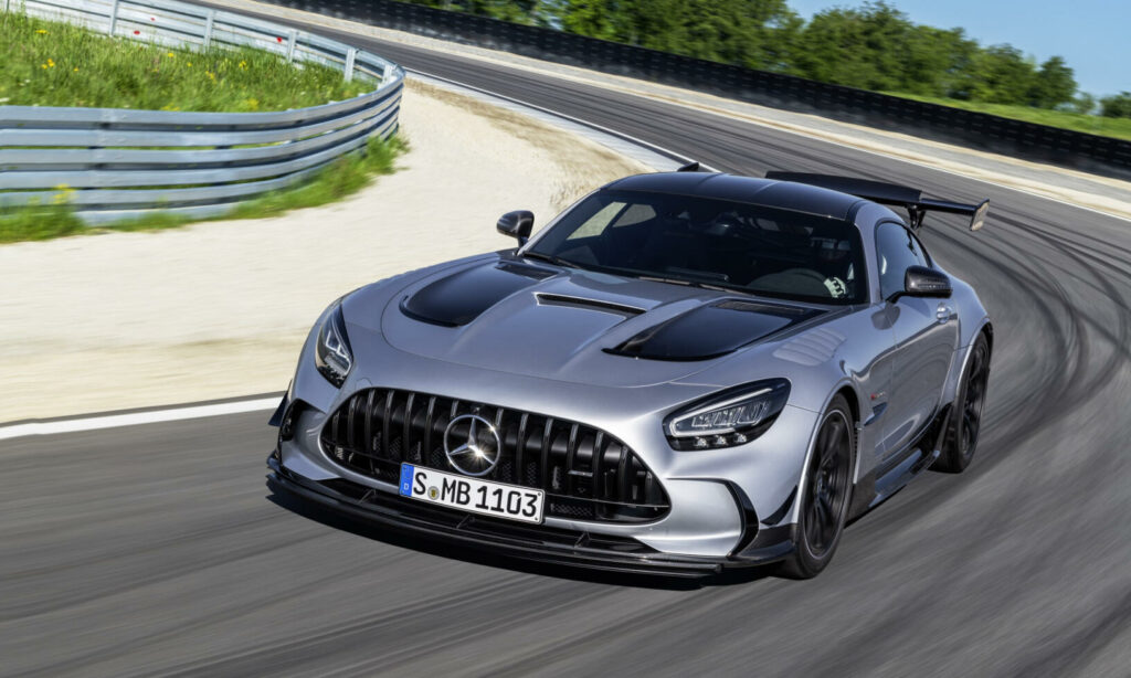 Mercedes-AMG GT S kör på en racerbana. (AI text)