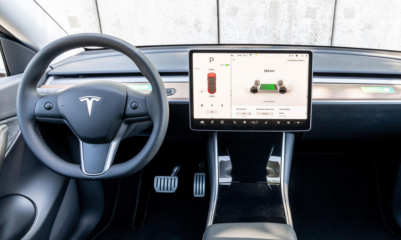 Tesla Model 3-interiör med instrumentbräda och ratt (AI text)