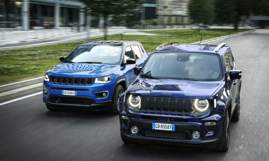 Två Jeep Renegade kör längs en stadsgata. (AI text)
