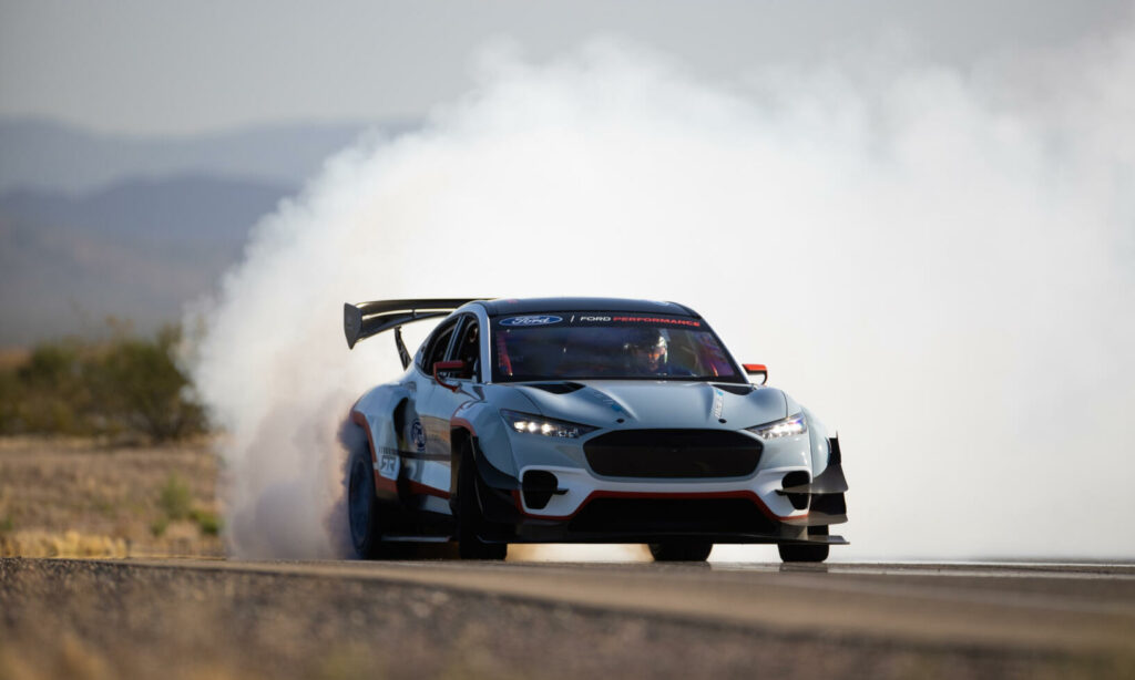 En Ford F-Range R GT RS TDI förvandlas till en dragspåringsbil. (AI text)