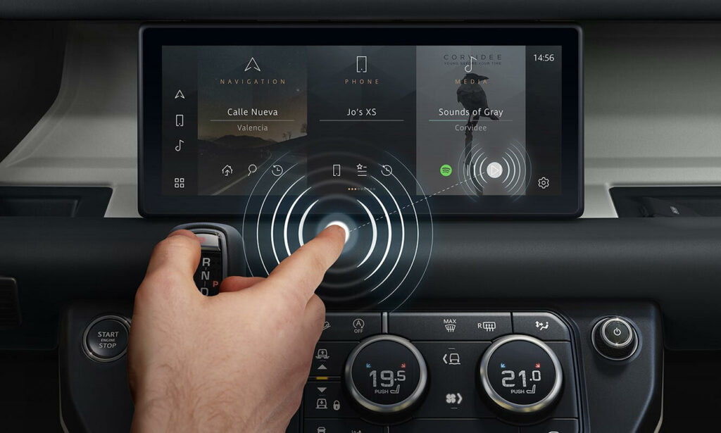 En person använder touchskärmen i en bil. (AI text)