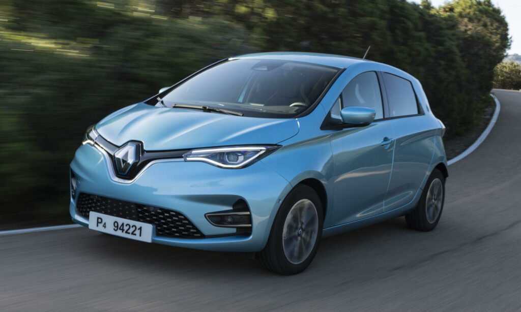 En blå Renault Z.E. elbil kör nerför en backe. (AI text)