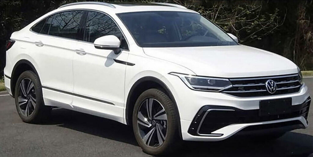En vit Volkswagen Tiguan parkerad på gatan. (AI text)
