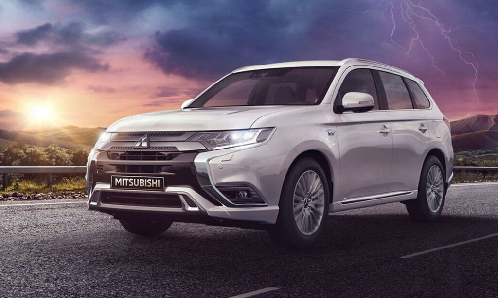 En vit bil körer nedför en väg med åskåtgång. (AI text)