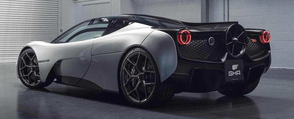 En framtida bil i en garagem. (AI text)